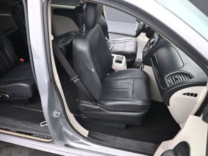 Used 2013 Chrysler Town & Country Touring — thumbnail 18